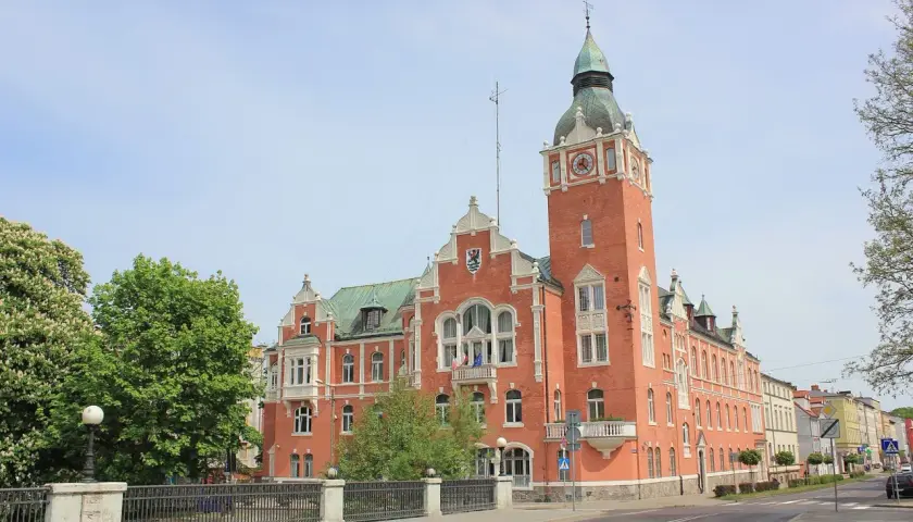 Ratusz w Słupsku, świadectwo bogatej historii miasta, z charakterystyczną wieżą i ceglaną fasadą.
