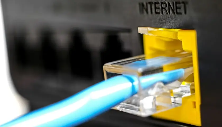 Un câble bleu se connecte à un port "INTERNET" jaune. La fibre et le wifi, une différence de connexion.
