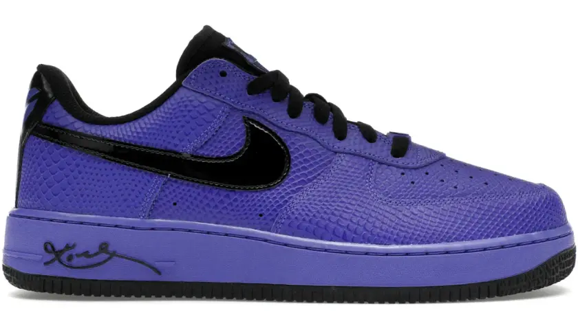 Fioletowe buty Nike Air Force 1 z czarnym lakierowanym Swooshem i fakturą skóry węża. Na podeszwie podpis Kobe Bryant.