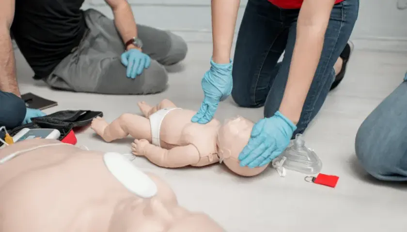 Jak reanimować niemowlaka - kluczowe kroki, które mogą uratować życie