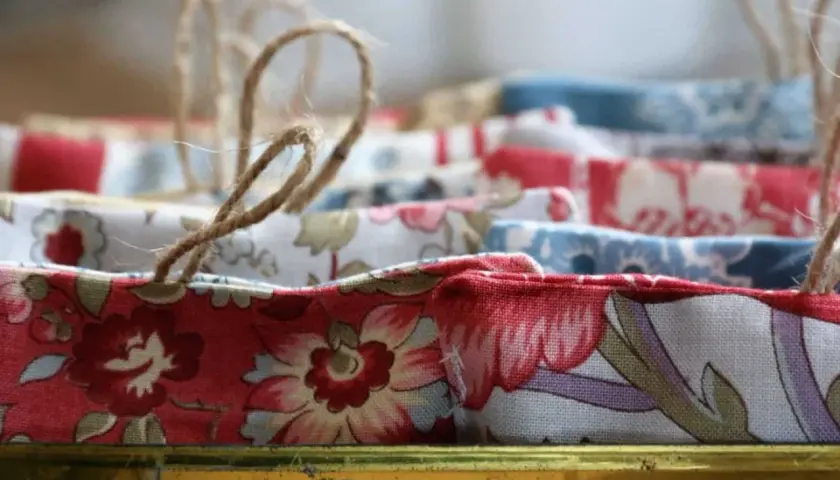Bunte Stoffbeutel mit Blumenmuster und Juteschlaufen, perfekt zum duftkissen selber machen.