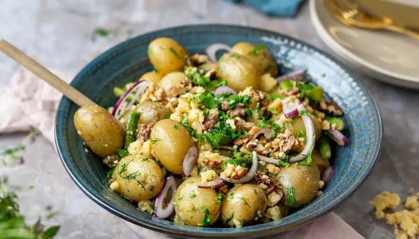 En härlig potatissallad med dill, rödlök och valnötter. Ett perfekt potatis recept för sommaren!
