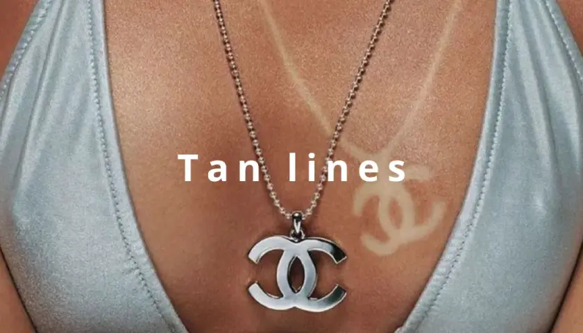 Un segno del costume in inglese, le "tan lines", evidenziato da un logo Chanel impresso dal sole sulla pelle abbronzata.