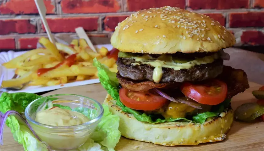 Ile kalorii ma burger wołowy z frytkami? Zaskakujące liczby!