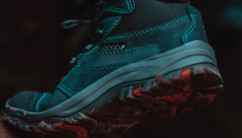 Bota de montaña con barro en la suela. Aprende como limpiar botas de montaña para tu próxima aventura.