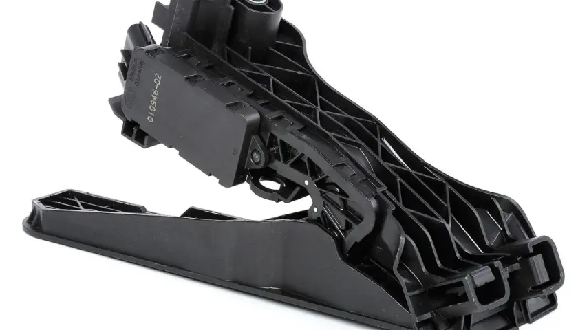 Czarny, plastikowy pedał gazu z czujnikiem, widok z boku.