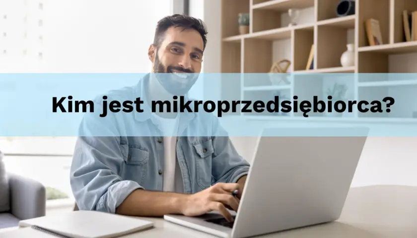 Uśmiechnięty mężczyzna pracuje przy laptopie. Kim jest mikroprzedsiębiorca? To pytanie widoczne na ekranie.