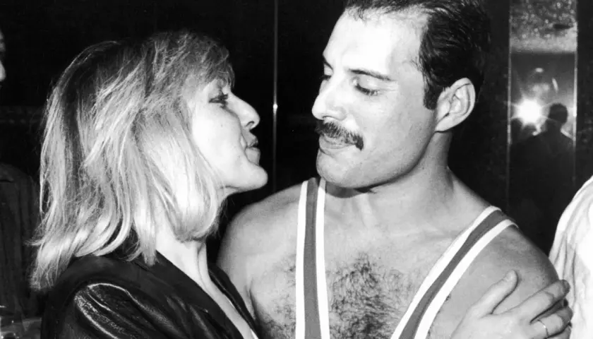 Freddie Mercury i Mary Austin, jego wieloletnia partnerka, która była mu jak żona, w intymnym uścisku.