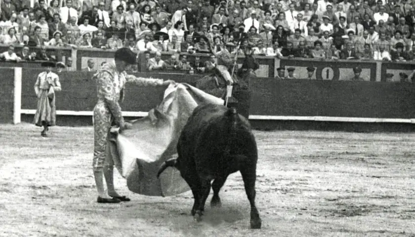 El **toro que mató a Manolete** embiste en la plaza, ante un público expectante.