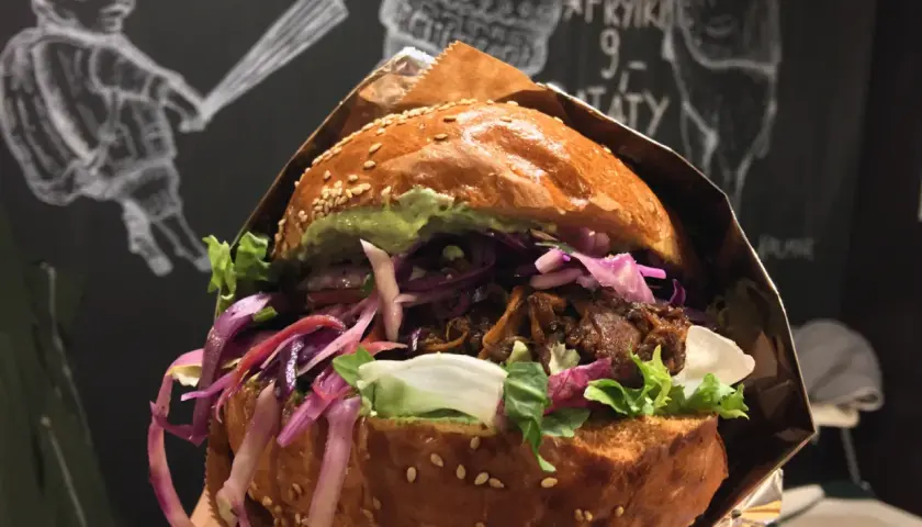 Pyszny burger z szarpaną wieprzowiną i czerwoną kapustą. Idealne miejsce, gdzie zjeść w Gdańsku, by spróbować czegoś wyjątkowego.
