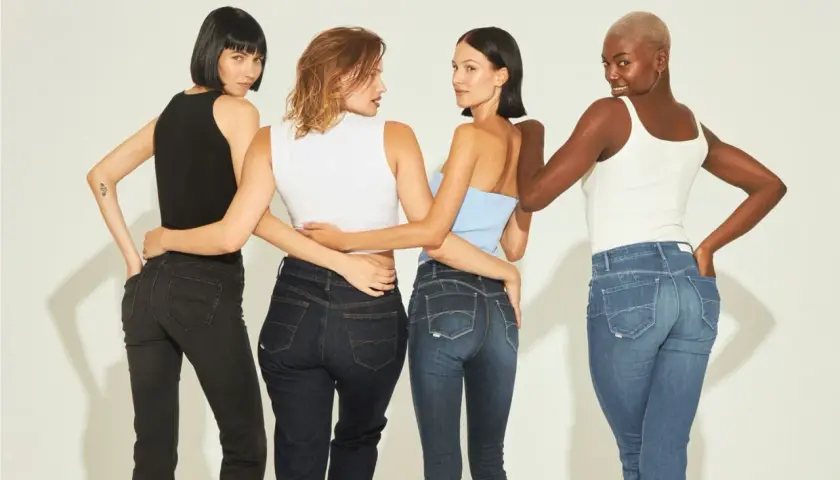 Quatre femmes portent des jeans. Le jean morphologie 8 met en valeur leurs silhouettes.