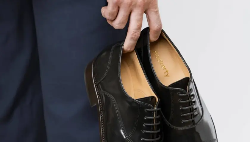 Quelle chaussure pour un mariage homme ? Une paire de Richelieu noirs brillants, parfaites pour un look élégant.