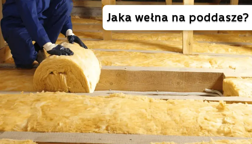 Ocieplanie poddasza wełną mineralną. Widać ręce w rękawiczkach układające rolkę wełny. Jaka wełna najlepsza na poddasze?