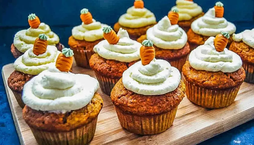 Leckere Karottenmuffins mit cremiger Glasur und kleinen Marzipan-Karotten. Ein tolles Rezept für Karottenmuffins!