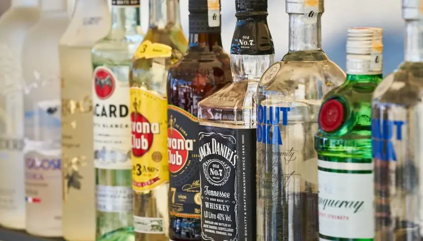 Różne rodzaje wódki i alkoholi: Bacardi, Havana Club, Jack Daniel's, Absolut Vodka, Tanqueray.