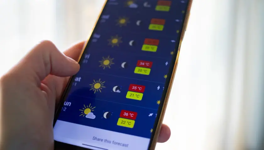 Sprawdzam prognozę pogody na telefonie. Wygląda na to, że czeka nas najlepsza pogoda na telefon, z temperaturami sięgającymi 36°C!
