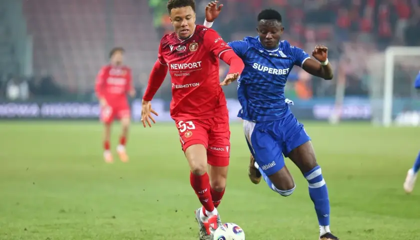 Piłkarze Widzewa Łódź i Lecha Poznań walczą o piłkę. Intensywny przebieg: Widzew Łódź – Lech Poznań.