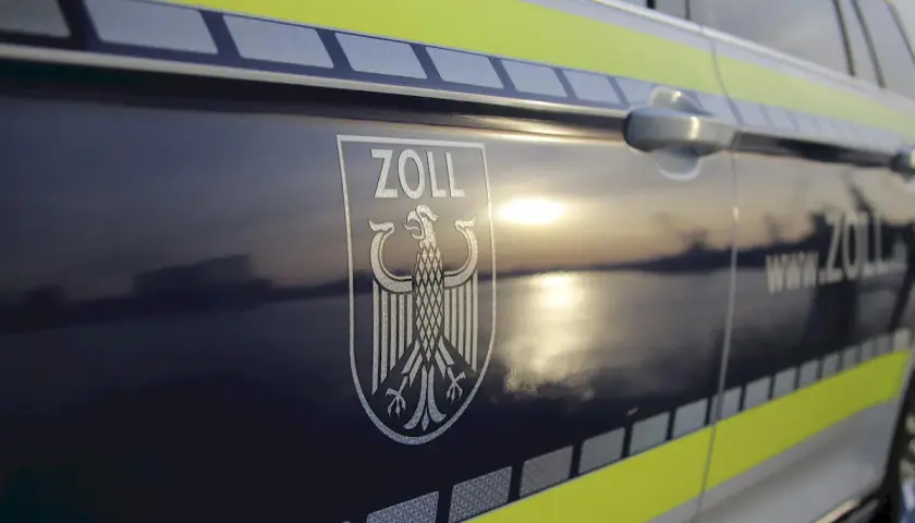 Samochód służbowy Zoll z godłem orła. Zastanawiasz się, ile kiełbasy można przewieźć do Niemiec? Zapytaj celników!