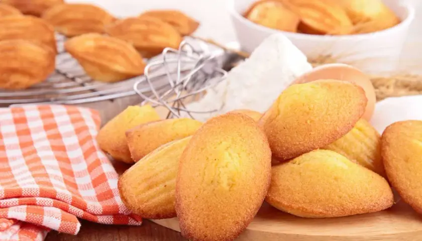 Des madeleines dorées et moelleuses, prêtes à être dégustées. Une recette facile pour un goûter parfait.