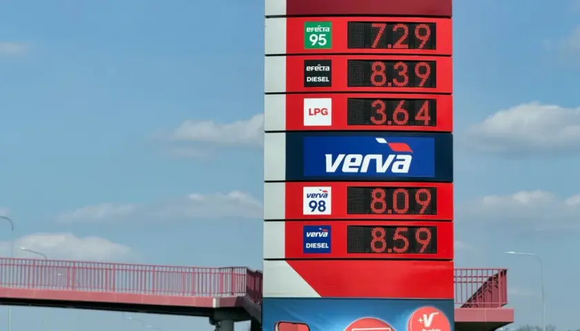 Cena paliwa diesel 8,39 zł. Obok ceny benzyny 95 (7,29 zł) i LPG (3,64 zł). Widoczne też ceny Verwy 98 (8,09 zł) i Verwy Diesel (8,59 zł).
