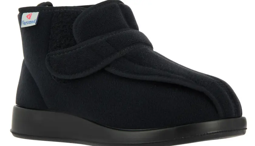 Schwarzer, weicher Schuh mit Klettverschluss, ideal als Therapieschuh für Komfort und Halt.