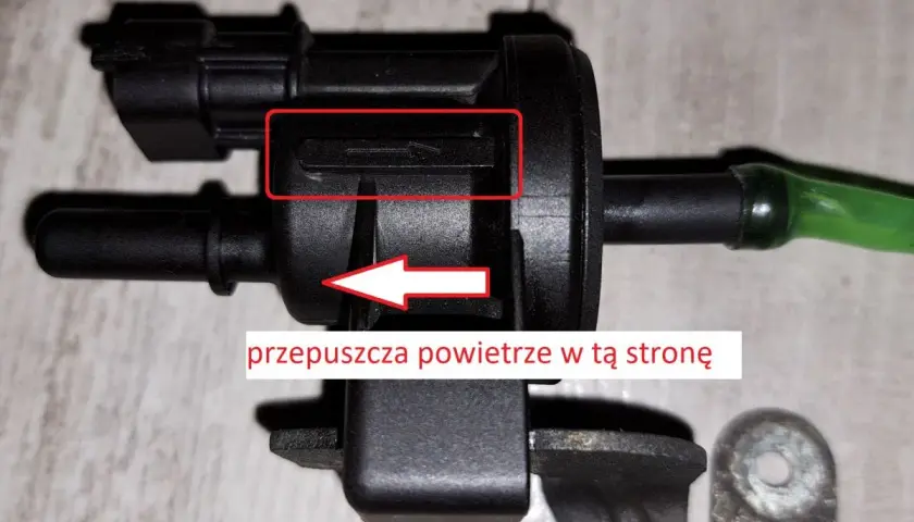 Zawór p0172 przepuszcza powietrze w tę stronę. Widać strzałkę wskazującą kierunek przepływu.