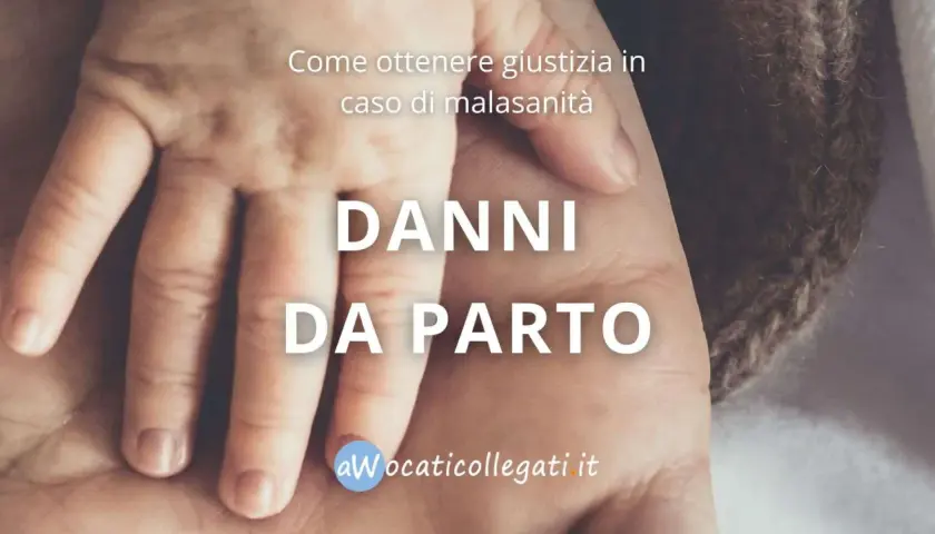 Mani di neonato e adulto si intrecciano. Testo: "Danni da parto. Come ottenere giustizia in caso di malasanità".