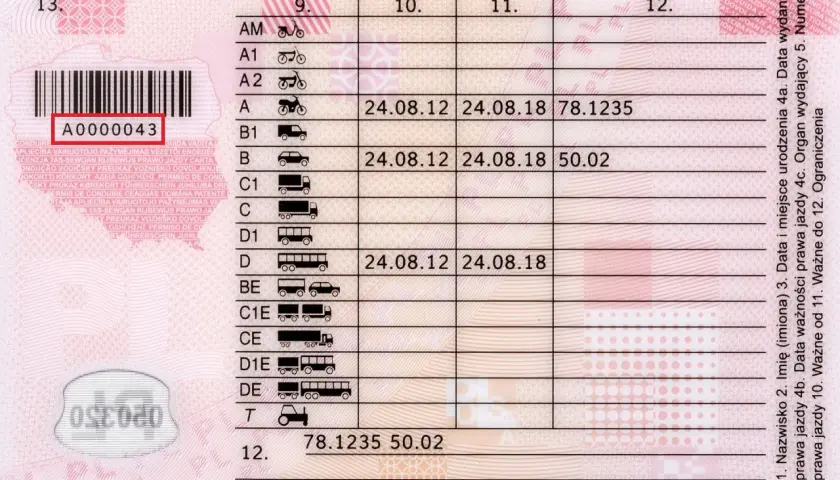 Numer druku prawa jazdy A0000043 znajduje się pod kodem kreskowym.