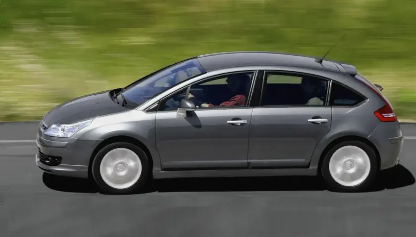 Citroën gris en movimiento. El motor 1.6 HDI 110cv puede presentar problemas, pero este coche parece rodar sin ellos.