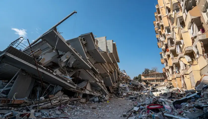 Edificios colapsados y escombros por doquier, un paisaje desolador que parece sacado de un mal sueño, como si alguien hubiera decidido soñar con terremoto.