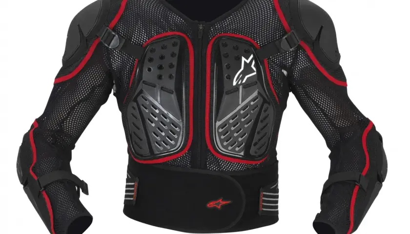 Czarna kurtka ochronna Alpinestars Bionic Plus z czerwonymi akcentami, siatkowymi rękawami i ochraniaczami.