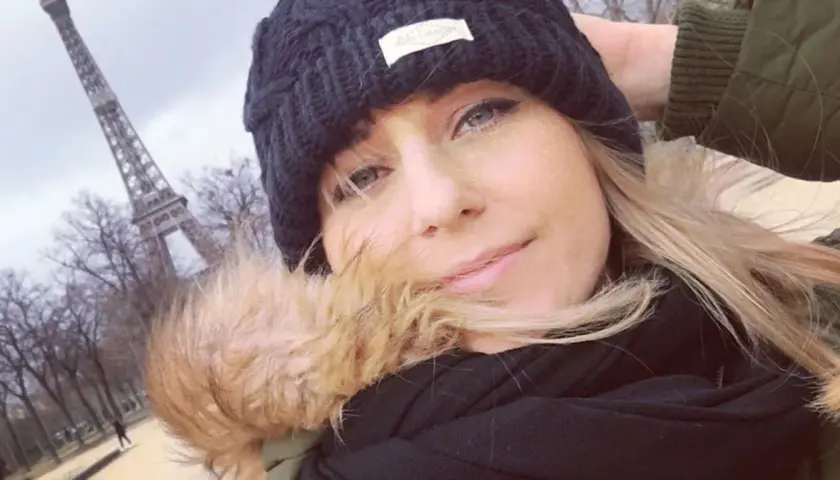 Marta Kłos z TVN Fakty w Paryżu, z wieżą Eiffla w tle.
