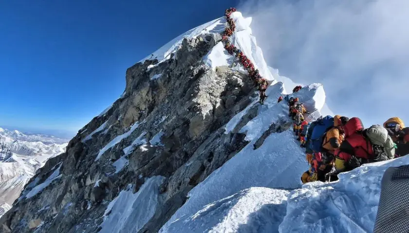 Korkociąg ludzi na Mount Everest. Tłok na szczycie, gdy zastanawiasz się, ile się wchodzi na Mount Everest.