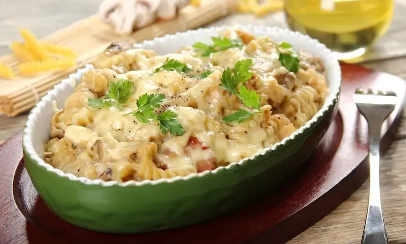 Zapiekanka makaronowa z kiełbasą: Prosty przepis krok po kroku
