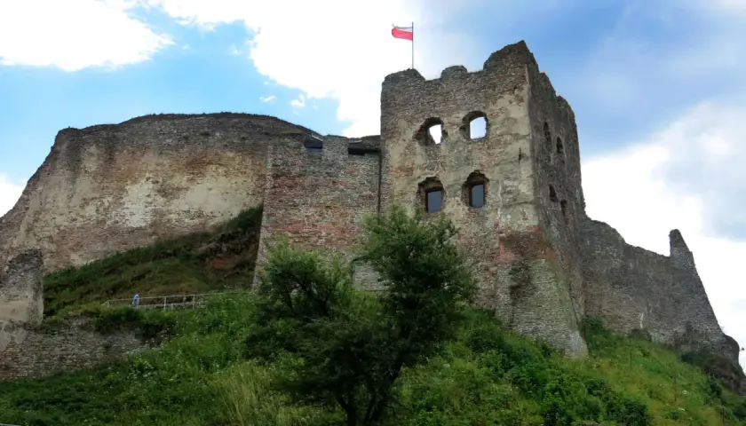 Ruiny zamku w Czorsztynie, z polską flagą na wieży. Warto kupić bilety i zwiedzić to historyczne miejsce.