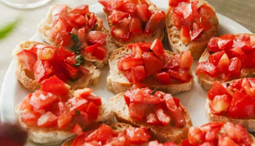 Bruschettas appétissantes, parfaites pour une recette facile. Des tranches de pain grillé garnies de tomates fraîches et d'herbes.