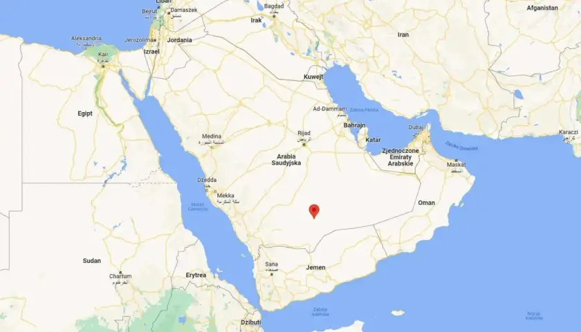 Mapa przedstawia półwysep arabski z zaznaczonym punktem w Arabii Saudyjskiej. Widoczne są Egipt, Morze Czerwone, Jemen i Zatoka Perska.