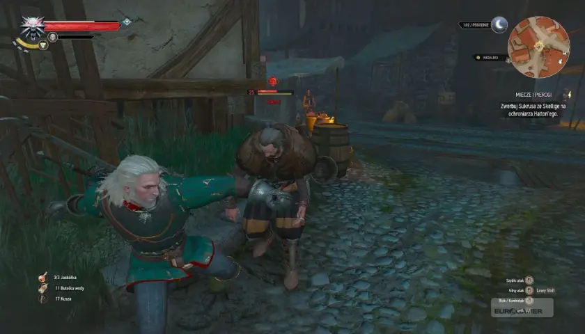 Geralt walczy z przeciwnikiem, a w tle widać stragan z napisem "Miecze i Pierogi".