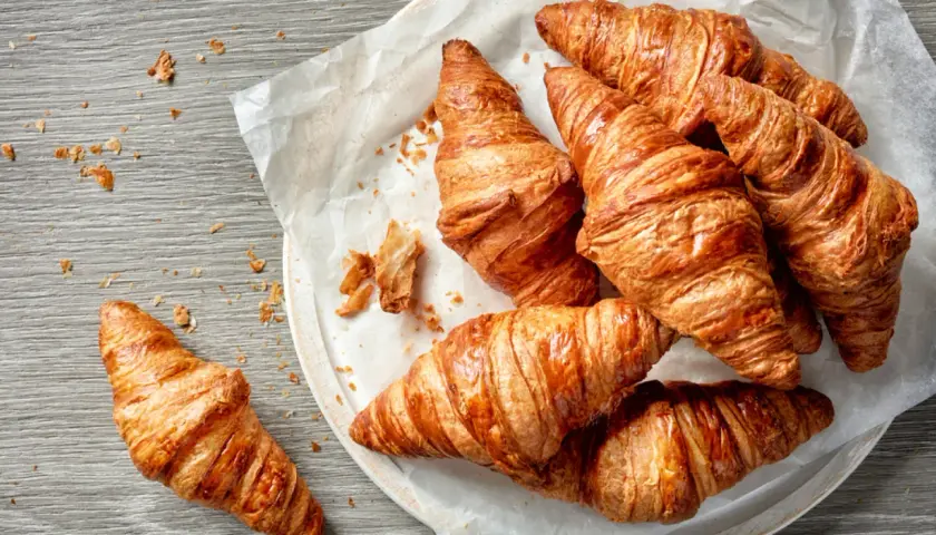 Złociste rogaliki po angielsku, czyli croissanty, kuszą chrupiącą skórką i puszystym wnętrzem. Idealne na śniadanie.
