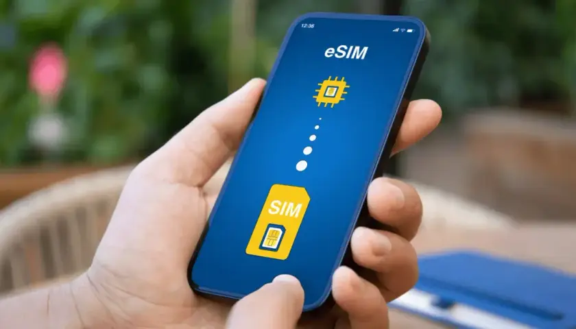 Dłoń trzyma smartfon realme z ikoną eSIM. Wyobraź sobie, jak łatwo przełączasz się między profilami, bez fizycznej karty SIM.