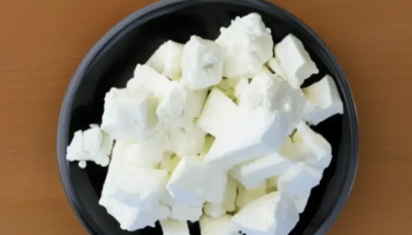 Ile kalorii ma ser feta? Wartość odżywcza i porównanie z innymi serami