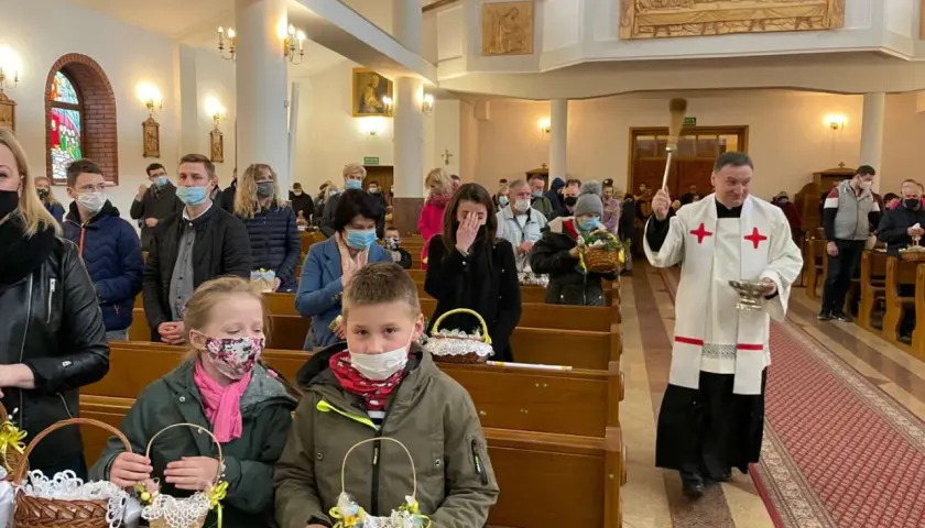 Kiedy jest czuwanie w kościele, wierni z koszyczkami czekają na błogosławieństwo. Kapłan święci pokarmy.