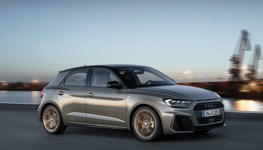 Audi A1 1.0 TFSI en movimiento, con grúas portuarias al fondo. ¿Problemas? Este coche luce impecable.