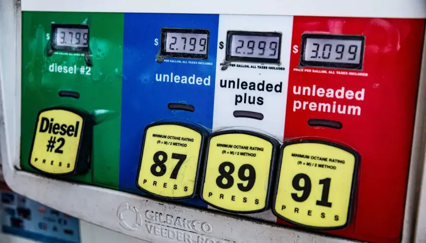 Ceny paliwa w USA: Diesel #2 kosztuje 3,799$, zwykła benzyna 2,799$, plus 2,999$, a premium 3,099$ za galon.