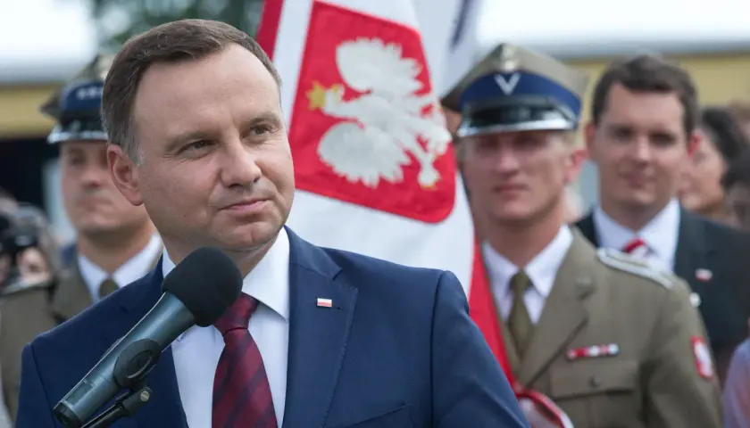 Prezydent przemawia przy polskiej fladze. Jego słowa, niczym listy do mocarstw, niosą ważną historię.