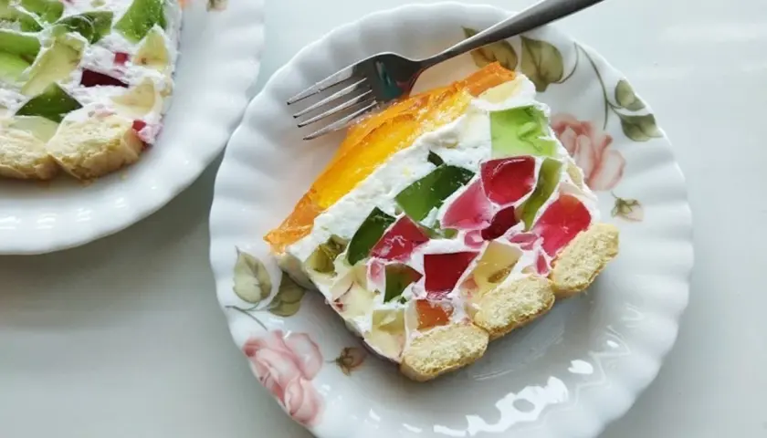 Kolorowe ciasto na lato z galaretką i biszkoptami, idealne na upalne dni.