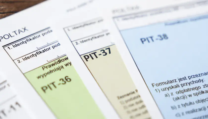 Formularze podatkowe PIT-36, PIT-37 i PIT-38. Czy osoba do 26 roku życia musi składać PIT-37? Sprawdź zasady rozliczenia.
