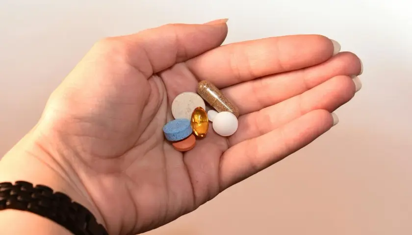 Garść tabletek i kapsułek, które mogą pomóc w regulacji nastroju, łagodząc objawy zespołu serotoninowego.