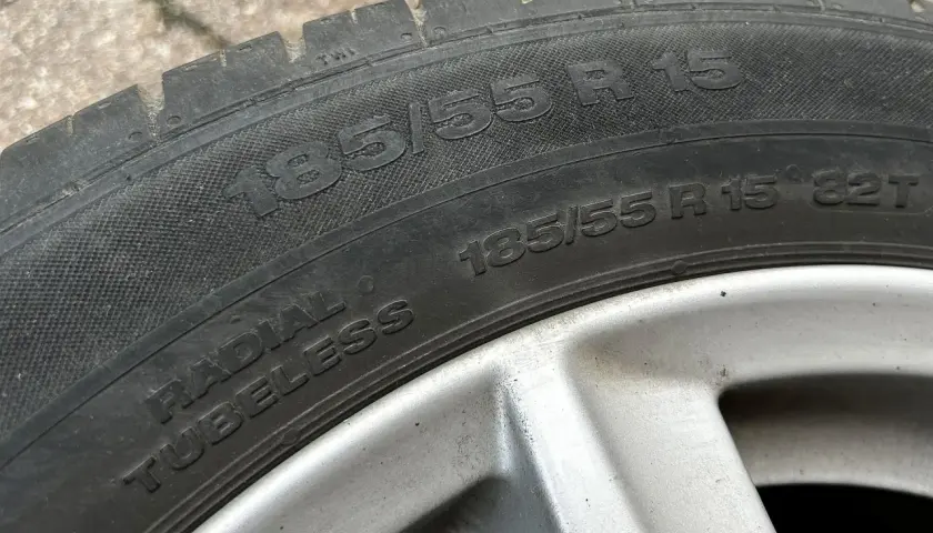 Opona radialna 185/55 R15 Tubeless, gotowa do jazdy.