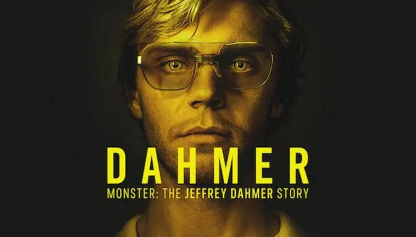Plakat serialu "Dahmer – Potwór: Historia Jeffreya Dahmera". Twarz mężczyzny w okularach na ciemnym tle.